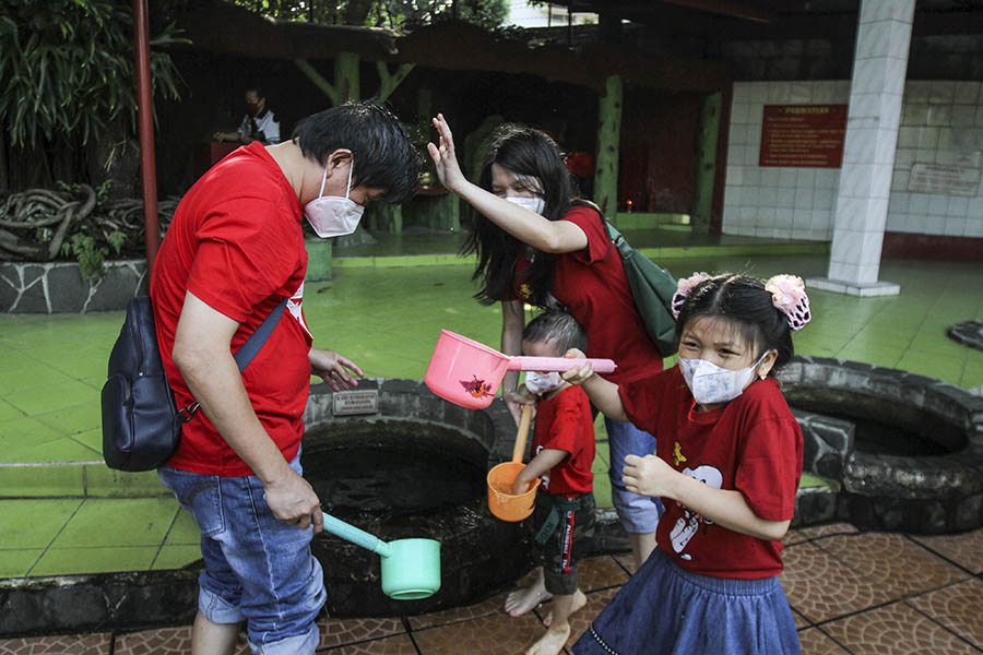 Mencari Berkah dengan Tradisi Mandi di Tujuh Sumur saat Perayaan Imlek 2573