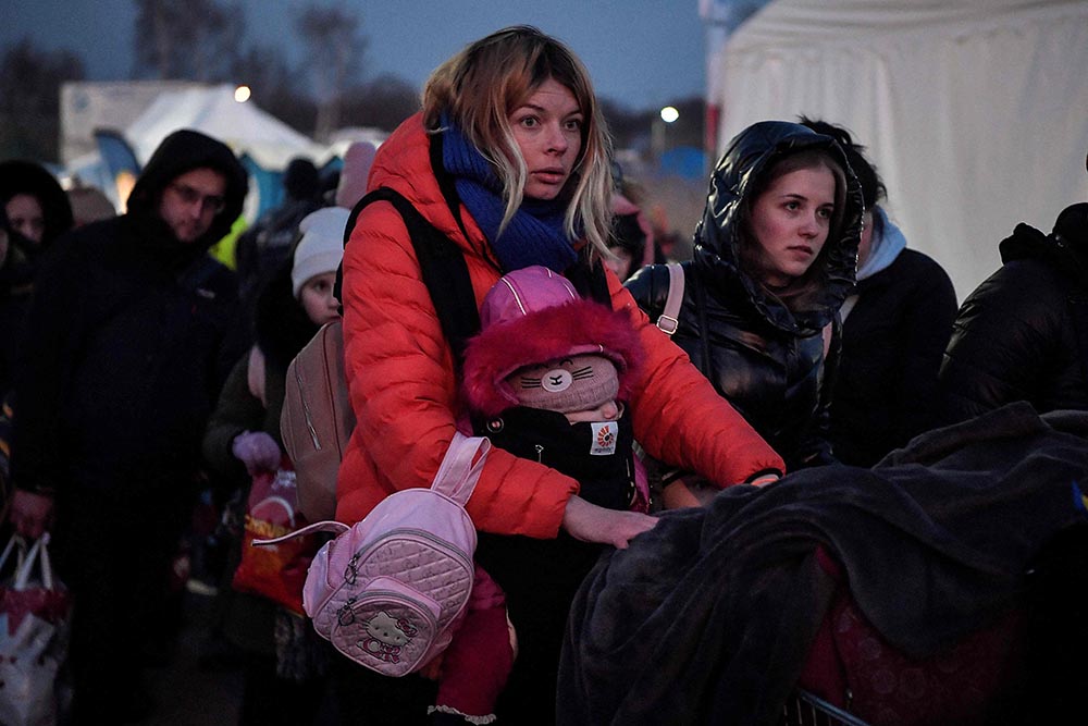 Pengungsi Ukraina Lintasi Perbatasan Polandia