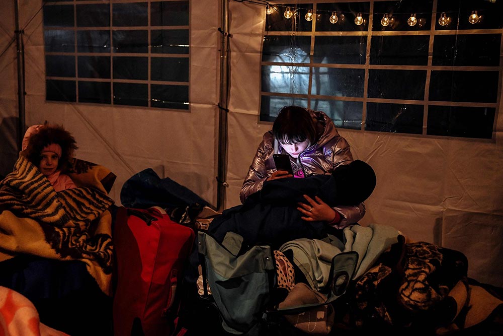 Pengungsi Ukraina Lintasi Perbatasan Polandia