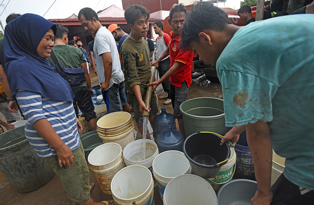 Bantuan Air Bersih Bagi Warga Terdampak Banjir