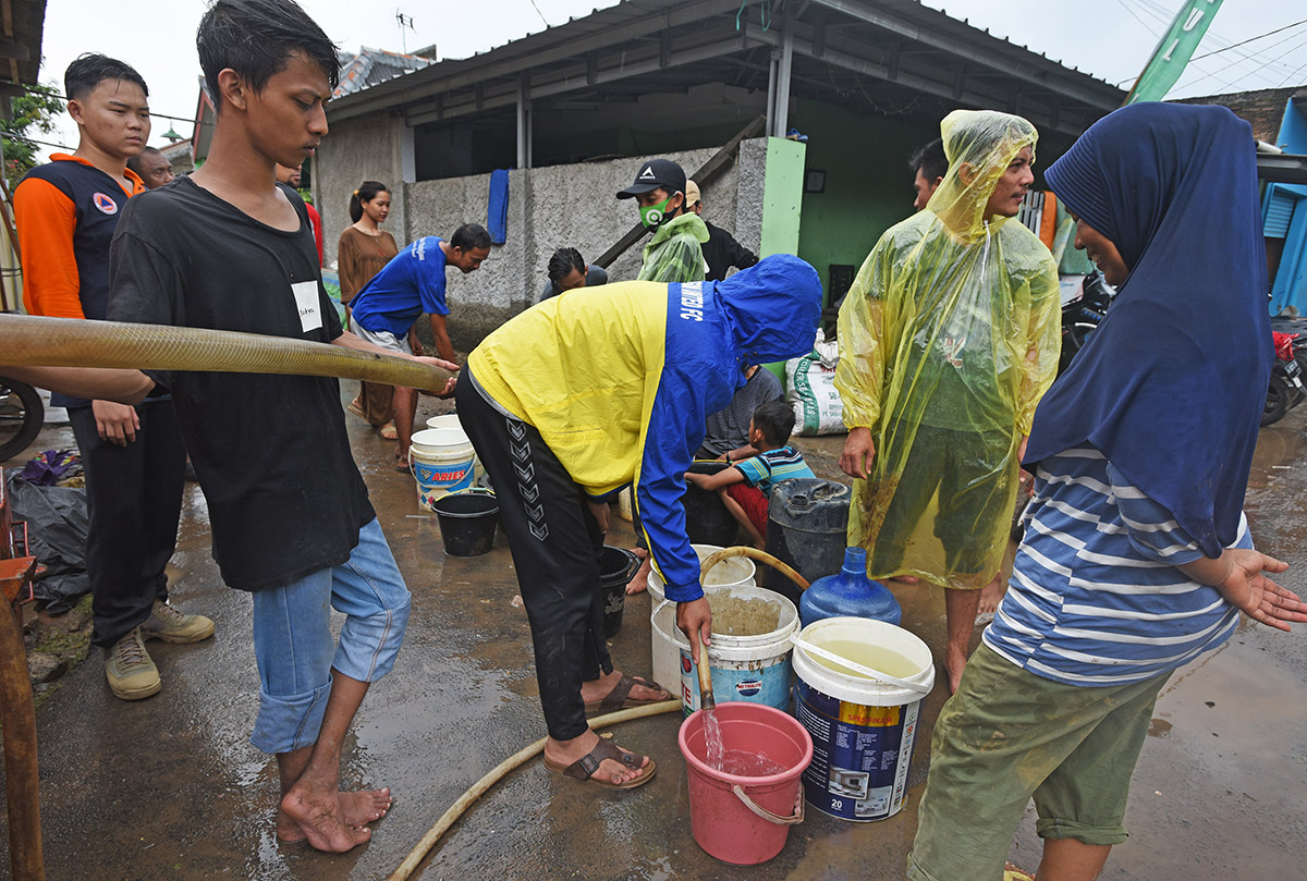 Bantuan Air Bersih Bagi Warga Terdampak Banjir