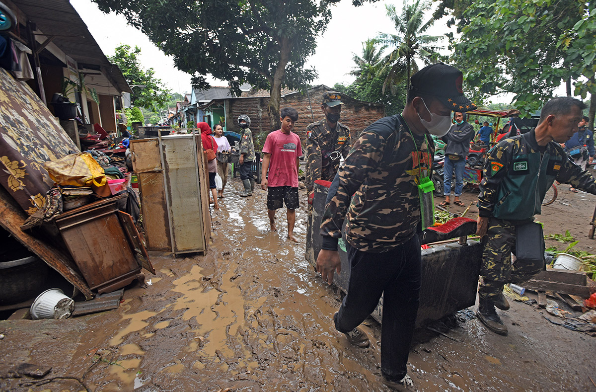 Gotong Royong Bersihkan Sisa Banjir