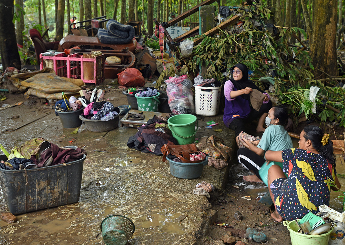 Gotong Royong Bersihkan Sisa Banjir