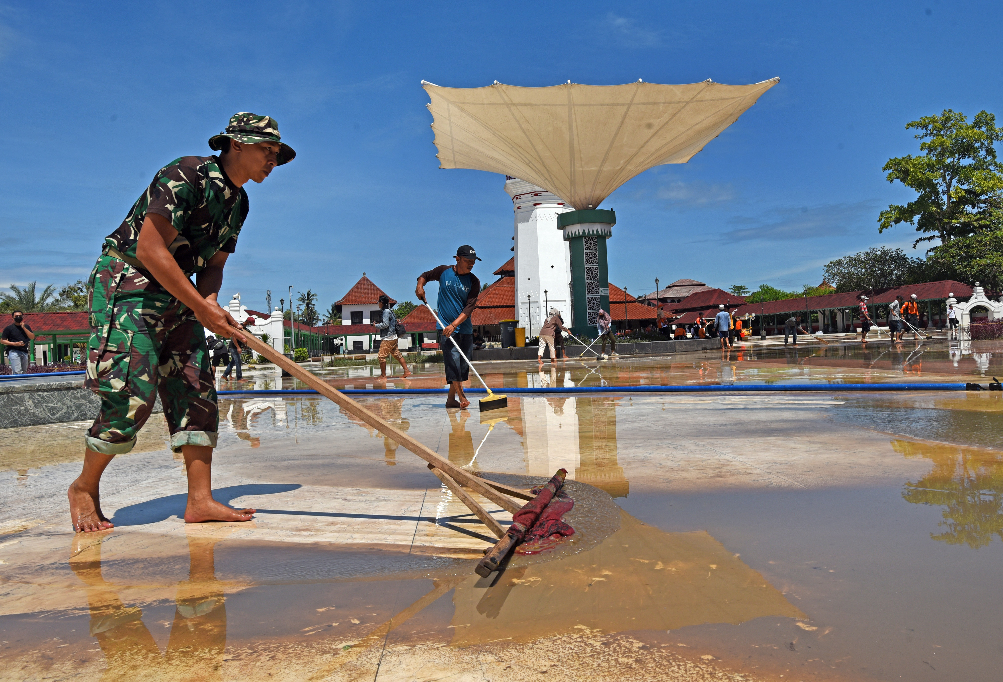 Gotong Royong Bersihkan Masjid Kesultanan Banten