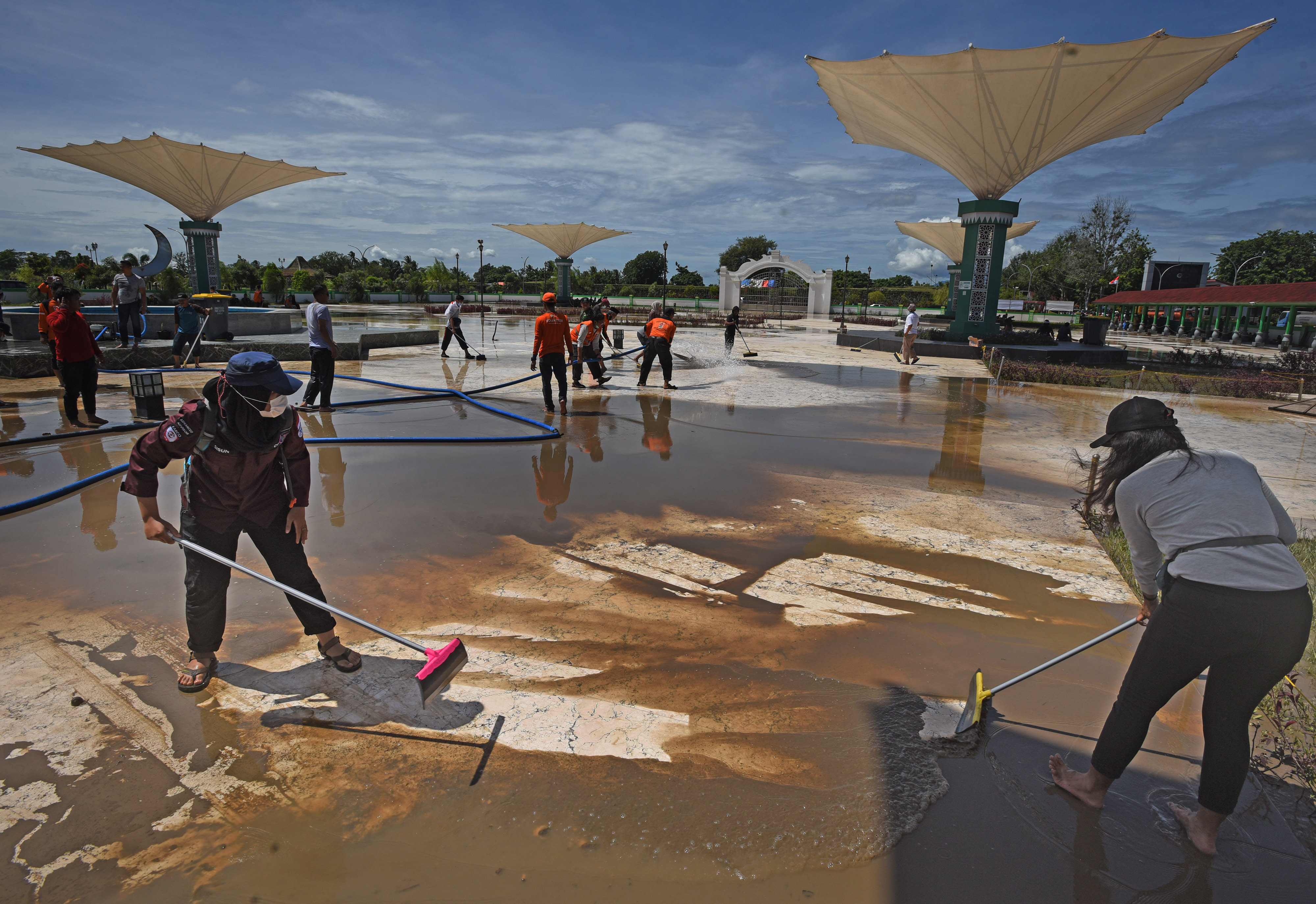 Gotong Royong Bersihkan Masjid Kesultanan Banten