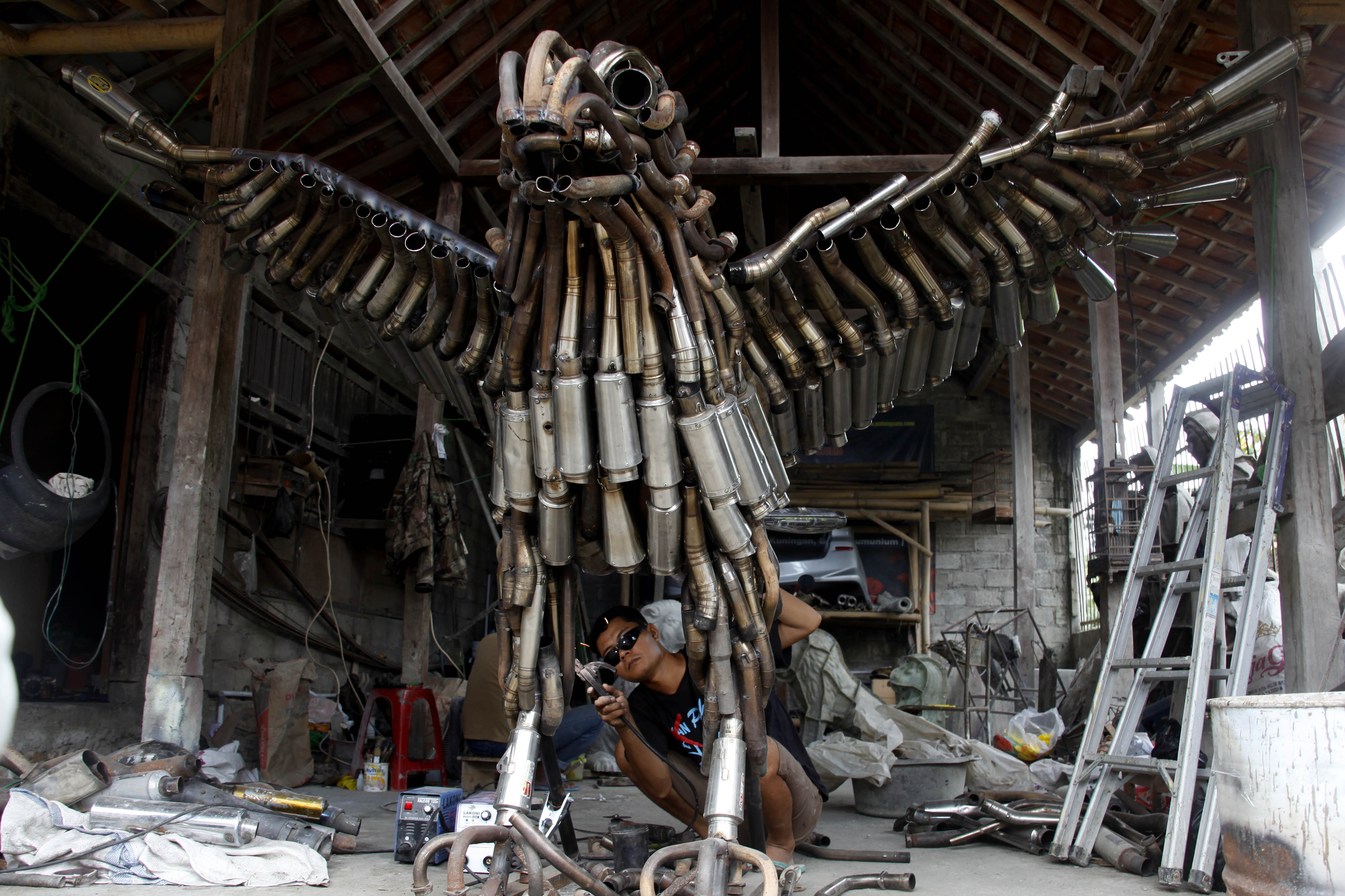 Instalasi Burung Garuda Berbahan Knalpot