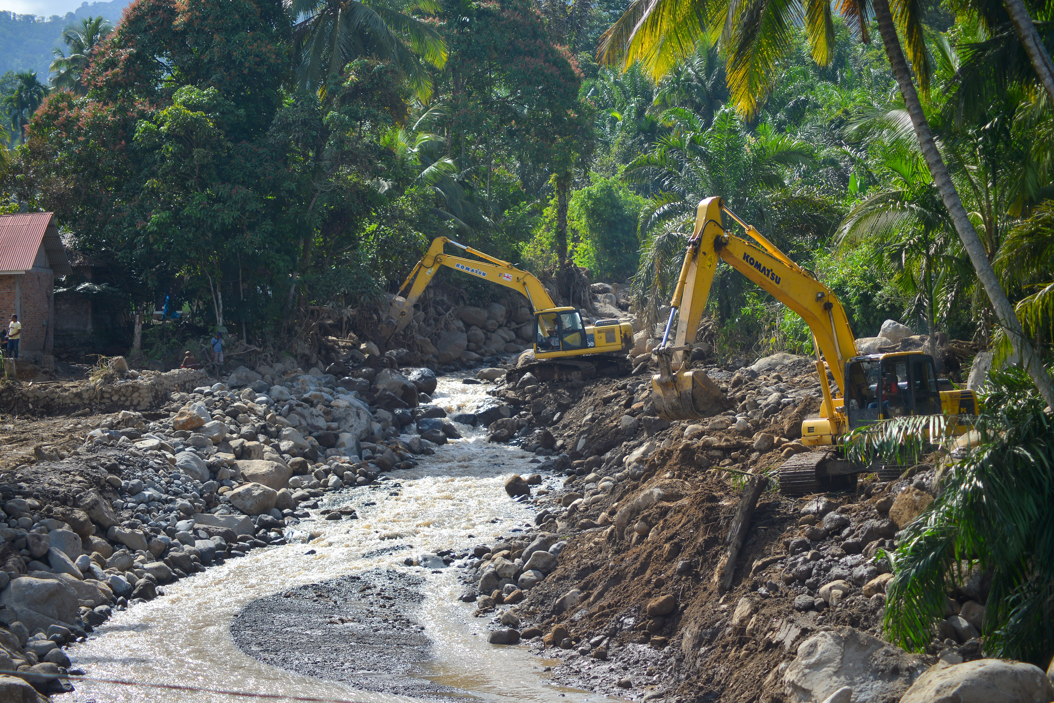 Pembersihan Material Longsor Batang Nango