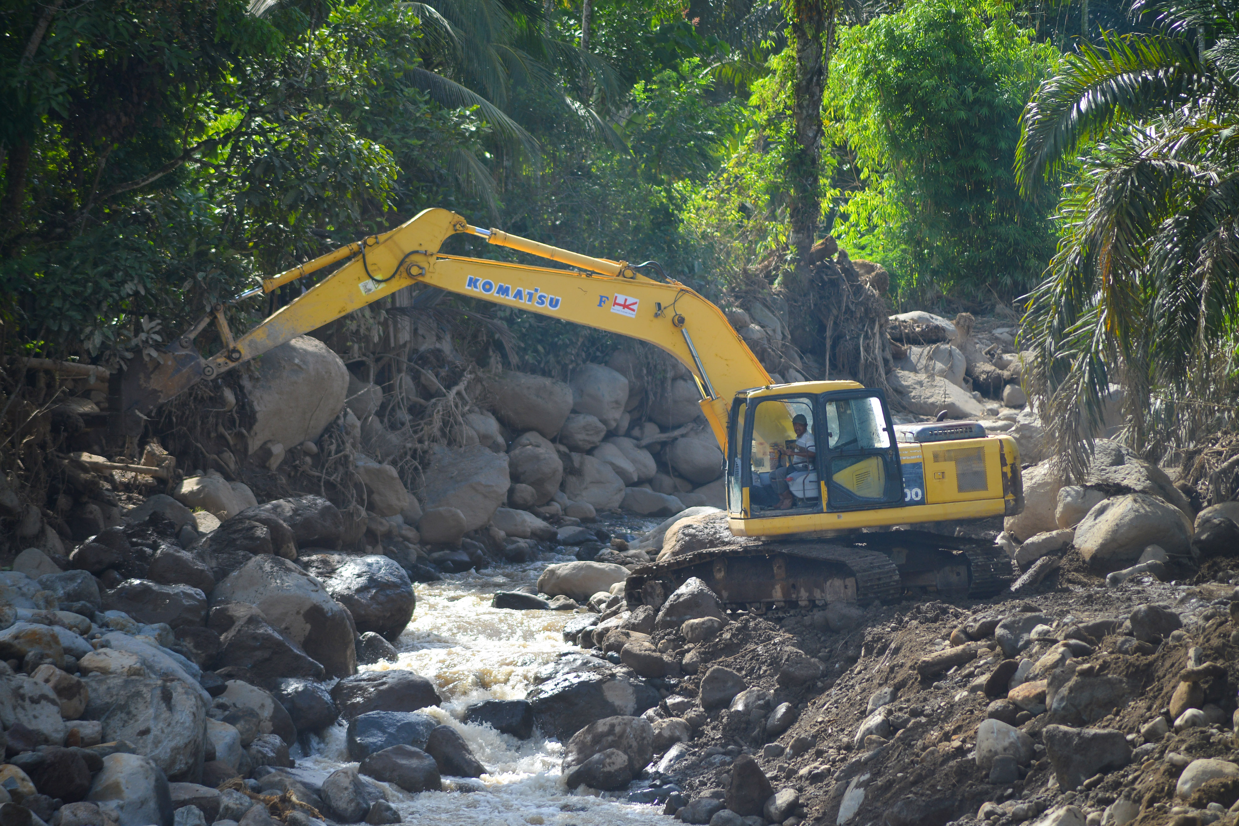 Pembersihan Material Longsor Batang Nango