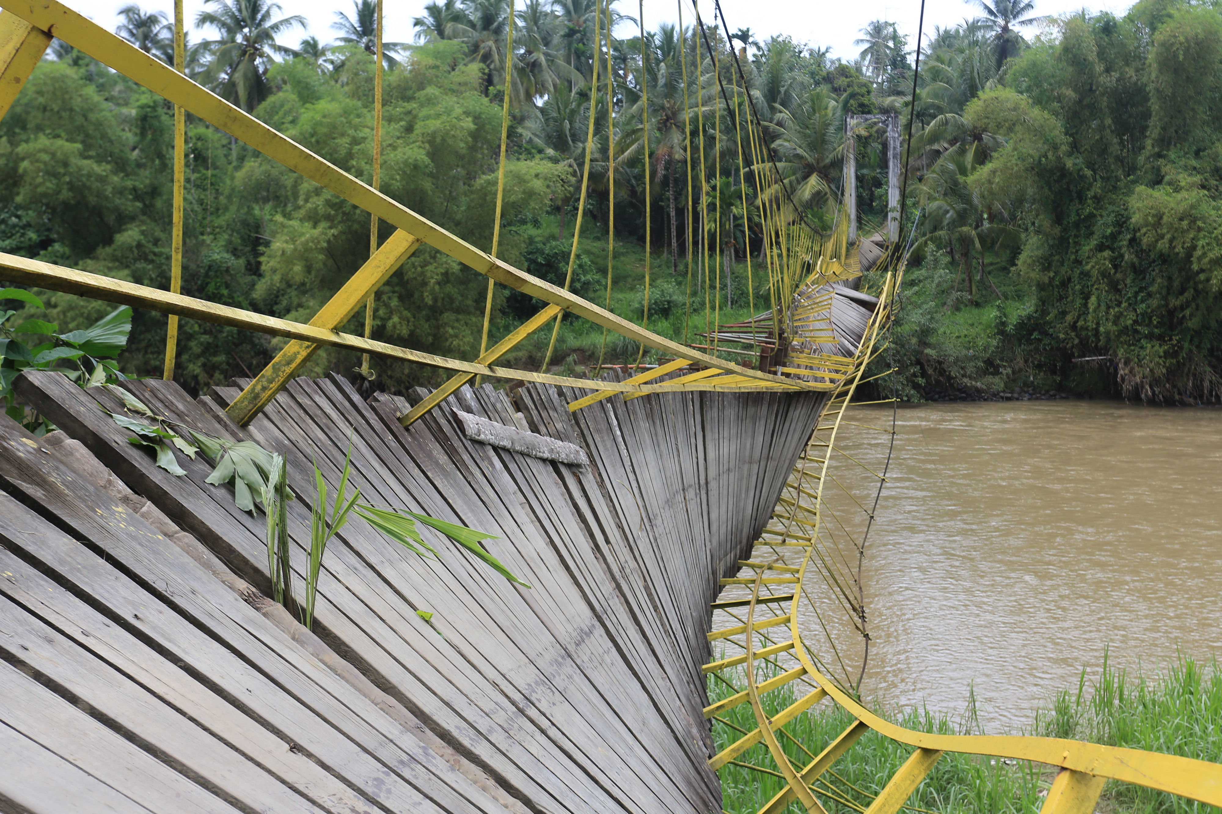 Jembatan Gantung Penghubung Desa Putus di Bireun