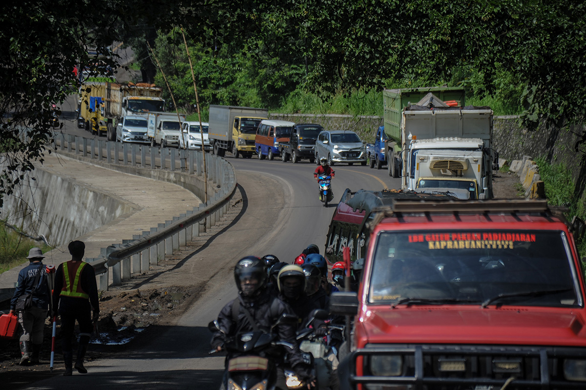 Jalan Nasional Bandung-Cirebon Amblas