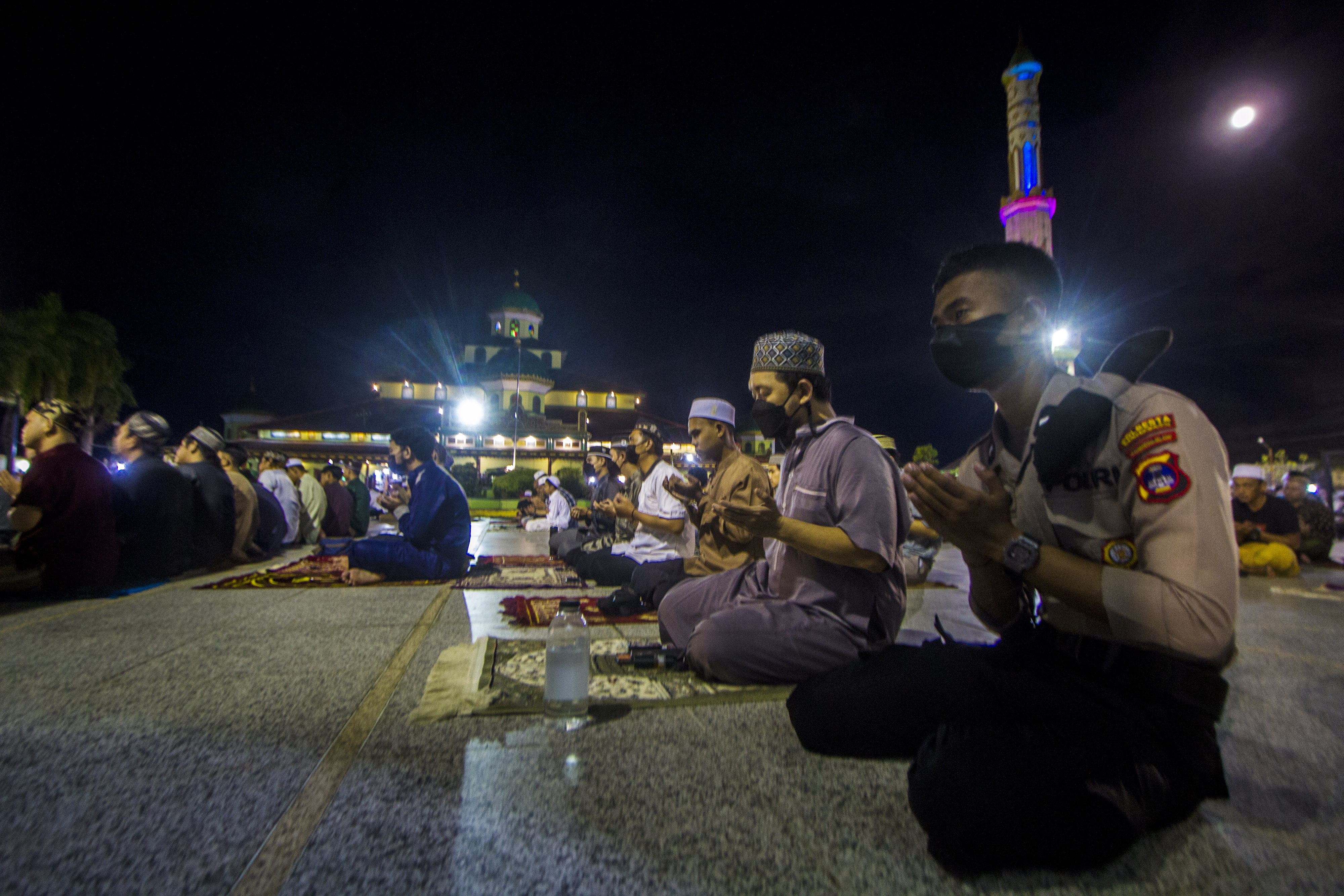 Umat Muslim Membaca Surah Yasin dan Sholat Sunnah Tasbih di Malam Nisfu Syaban 