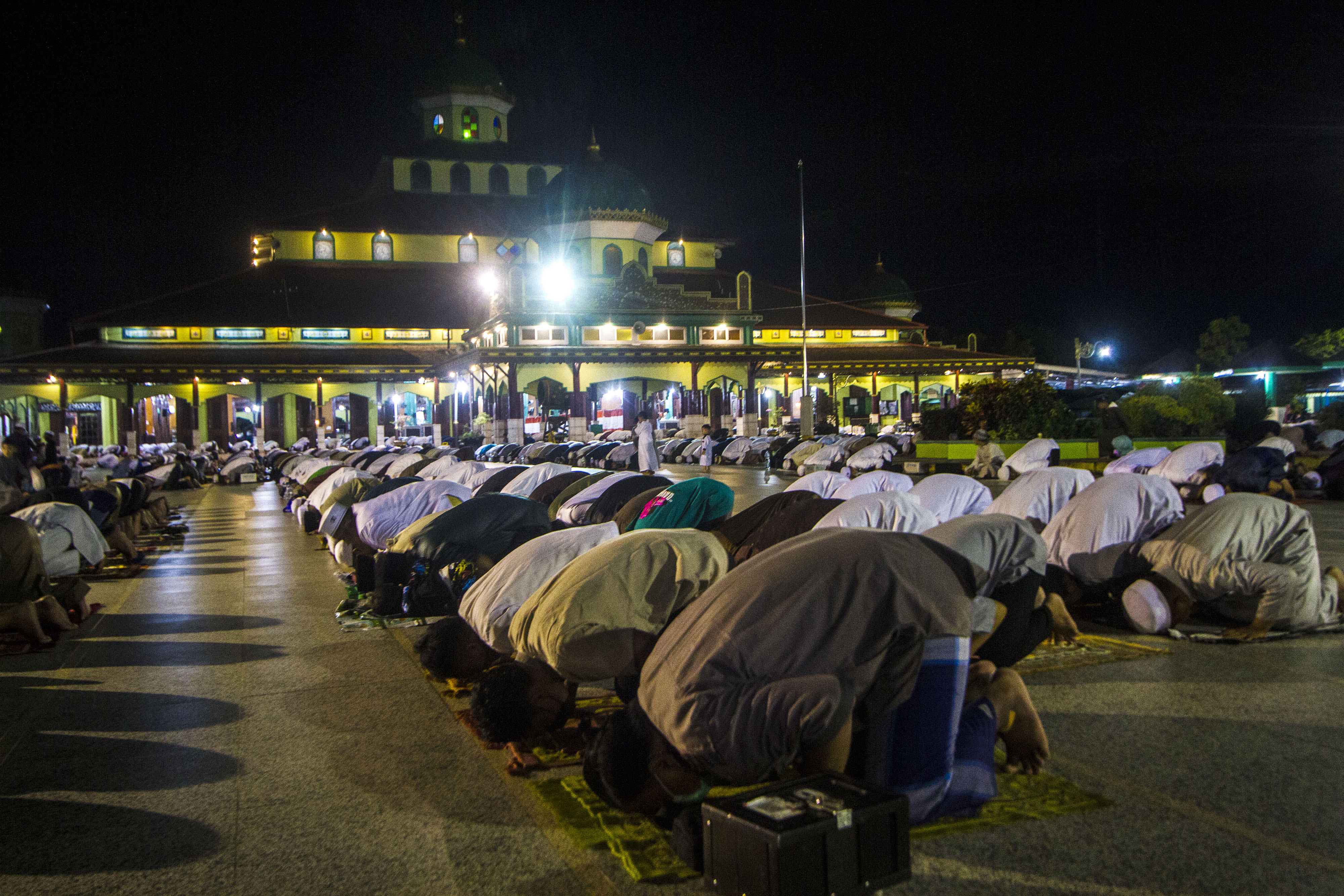 Umat Muslim Membaca Surah Yasin dan Sholat Sunnah Tasbih di Malam Nisfu Syaban 