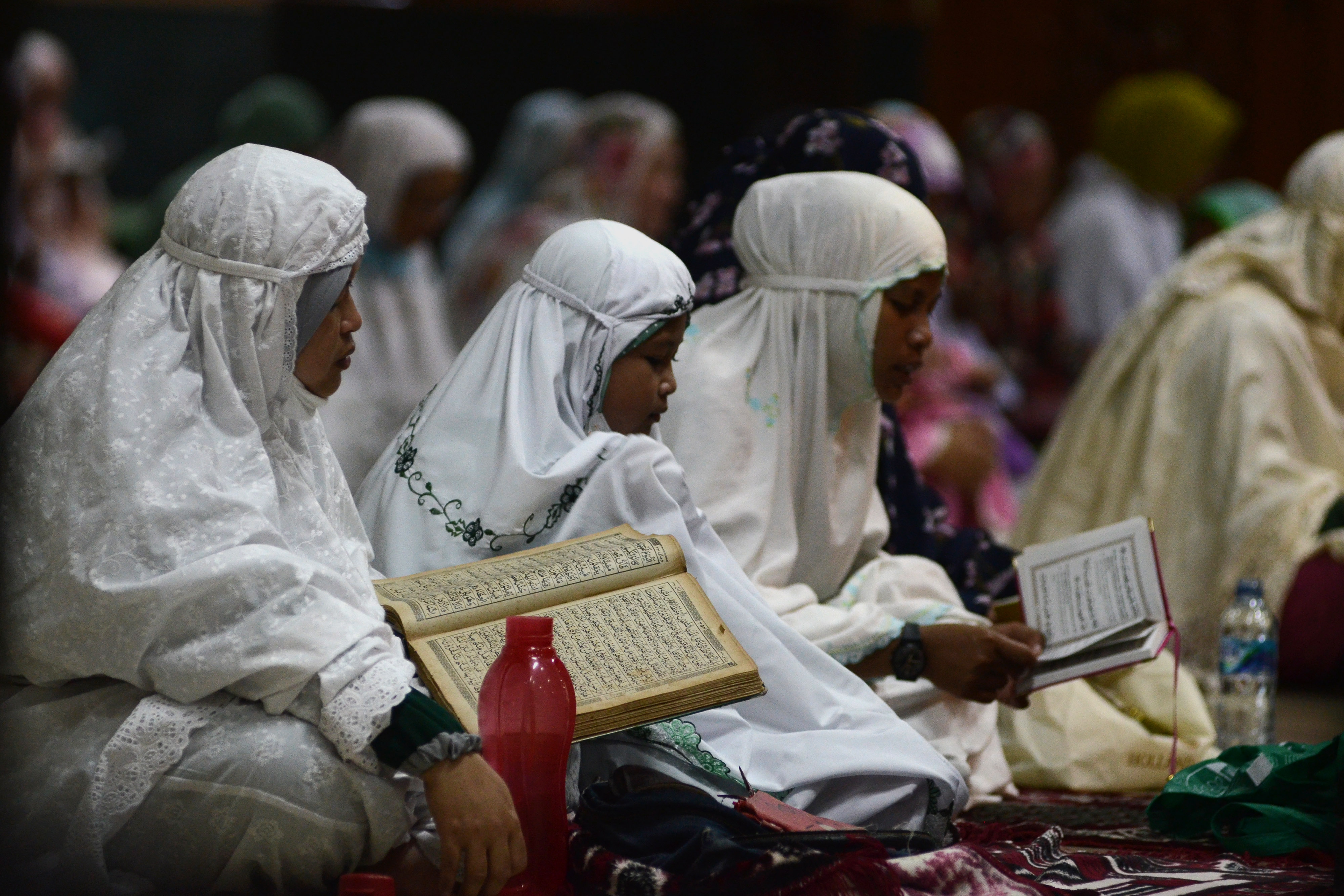 Umat Muslim Membaca Surah Yasin dan Sholat Sunnah Tasbih di Malam Nisfu Syaban 