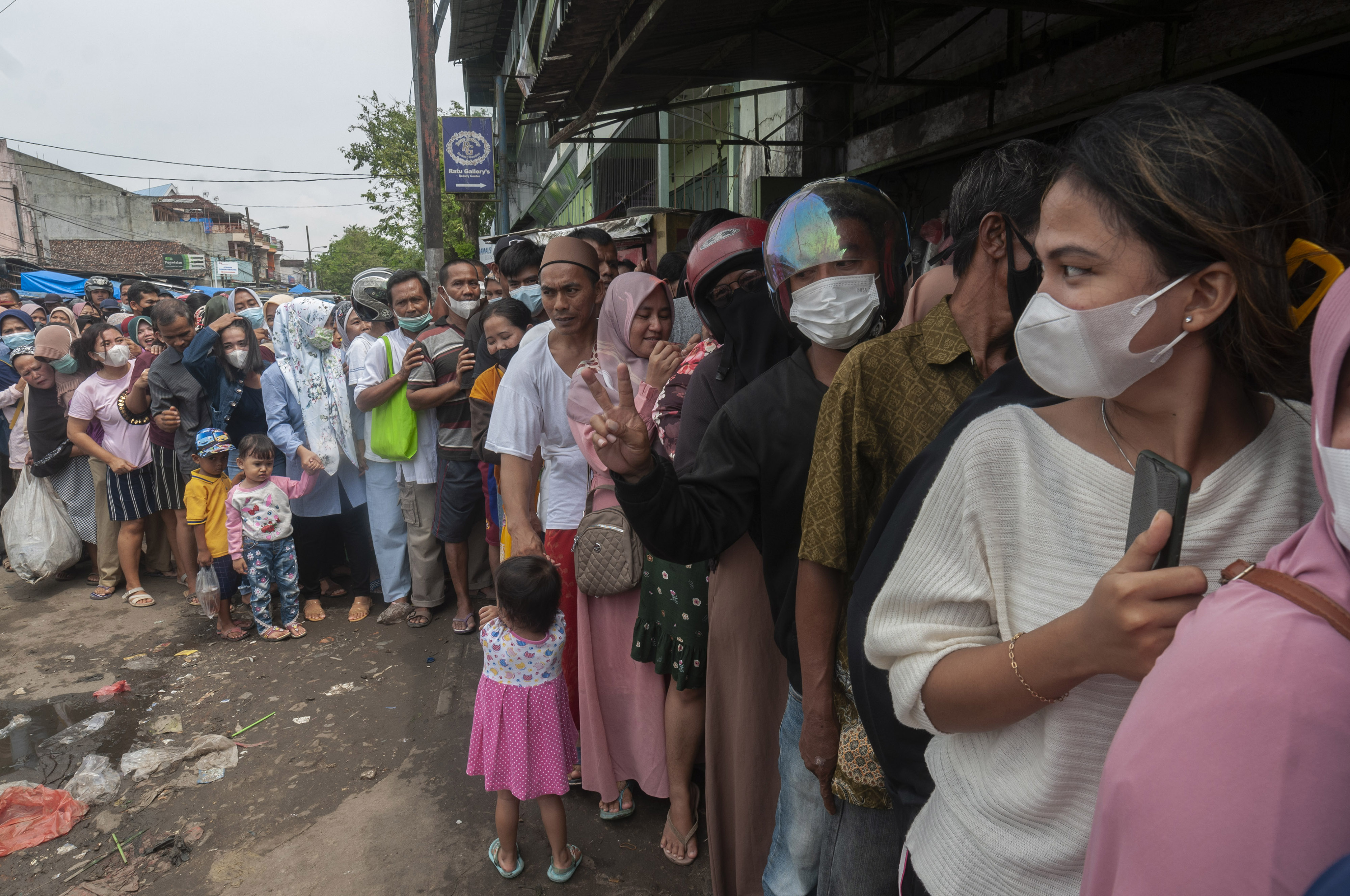 Warga Rangkasbitung Lebak Banten Berburu Minyak Goreng Murah