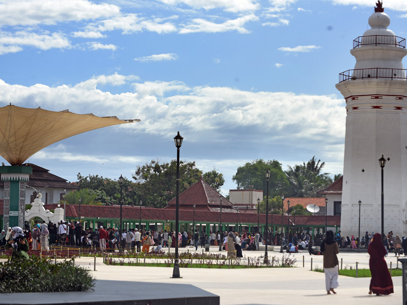Jelang Puasa Masjid Agung Kesultanan Banten Padat Peziarah