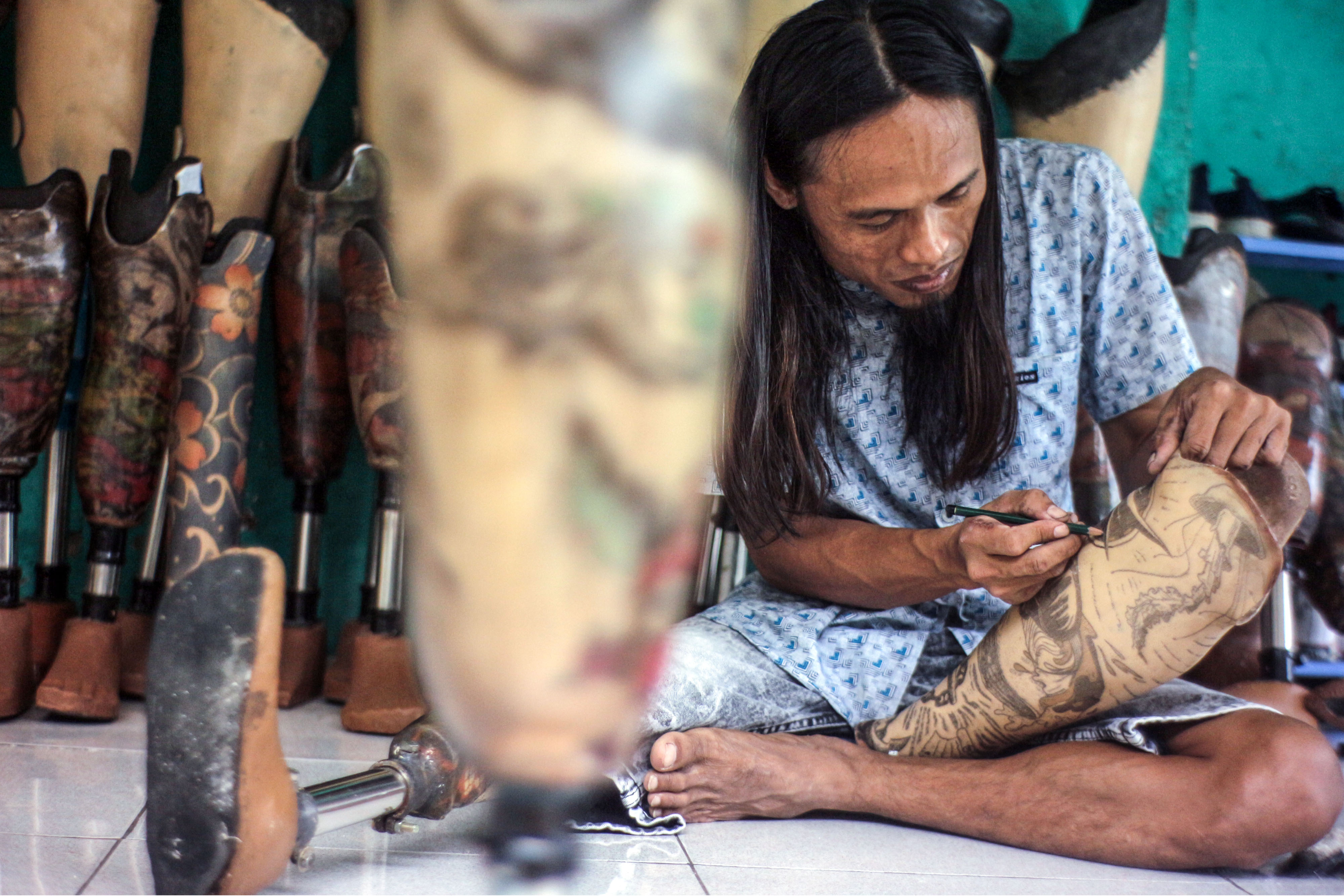 Difabel Pembuat Kerajinan Kaki Palsu