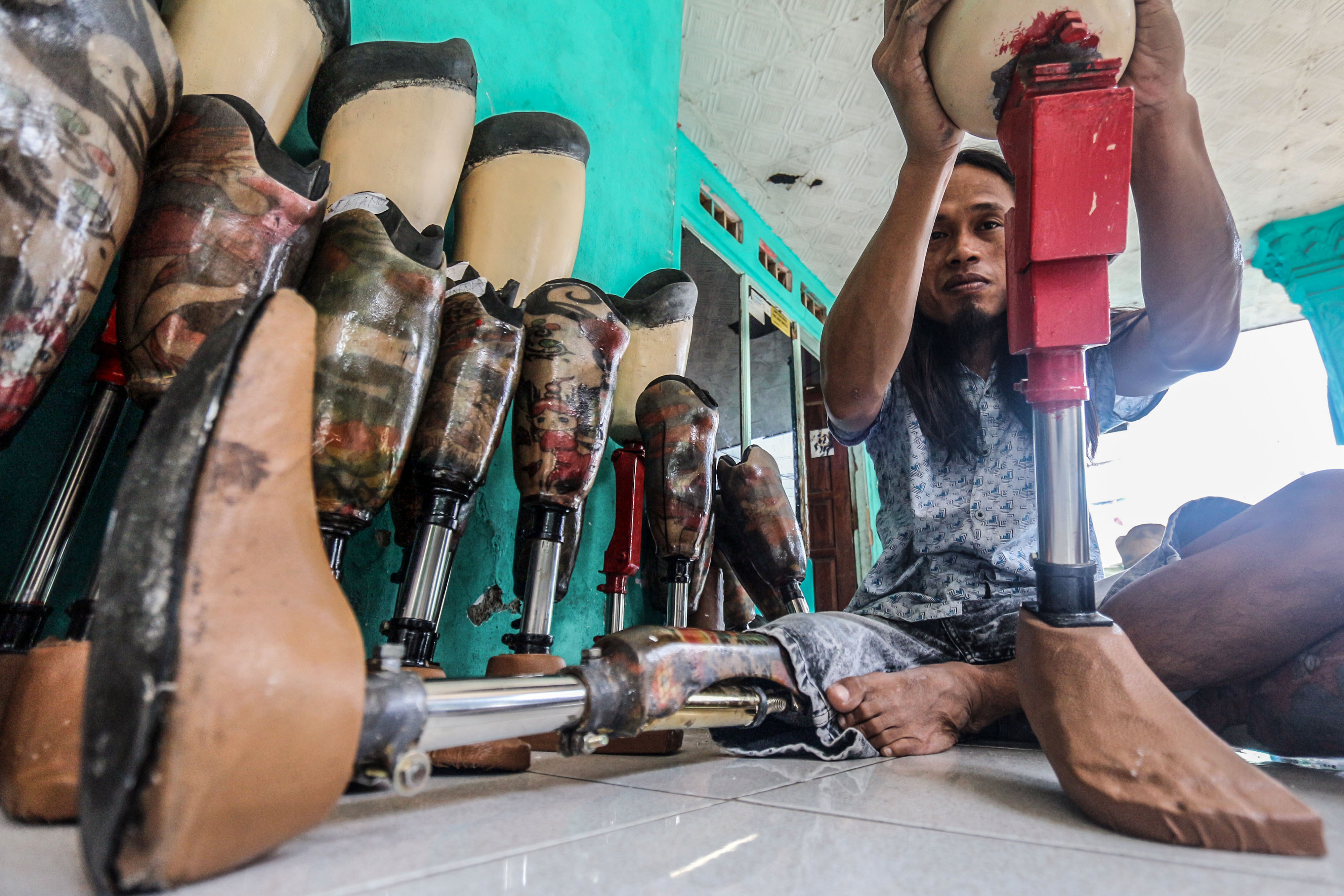 Difabel Pembuat Kerajinan Kaki Palsu