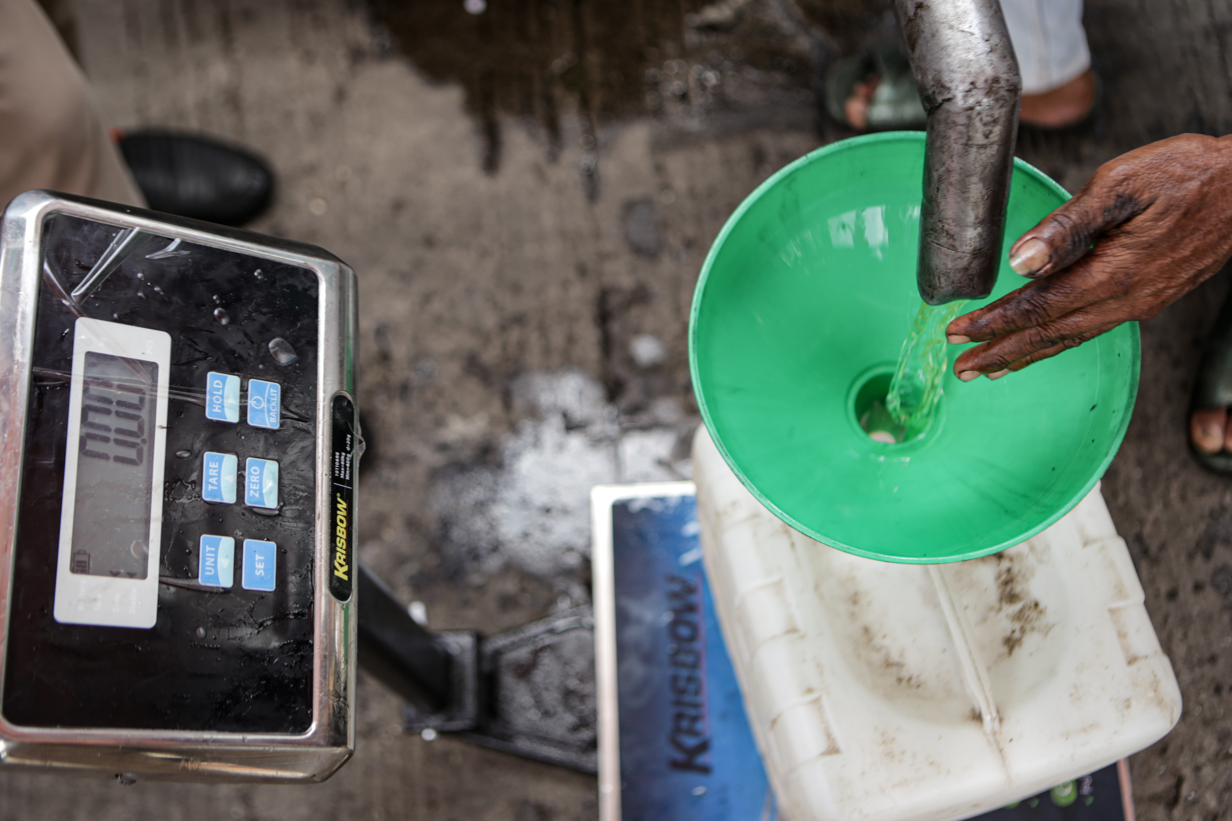 Operasi Minyak Goreng Curah di Tangerang