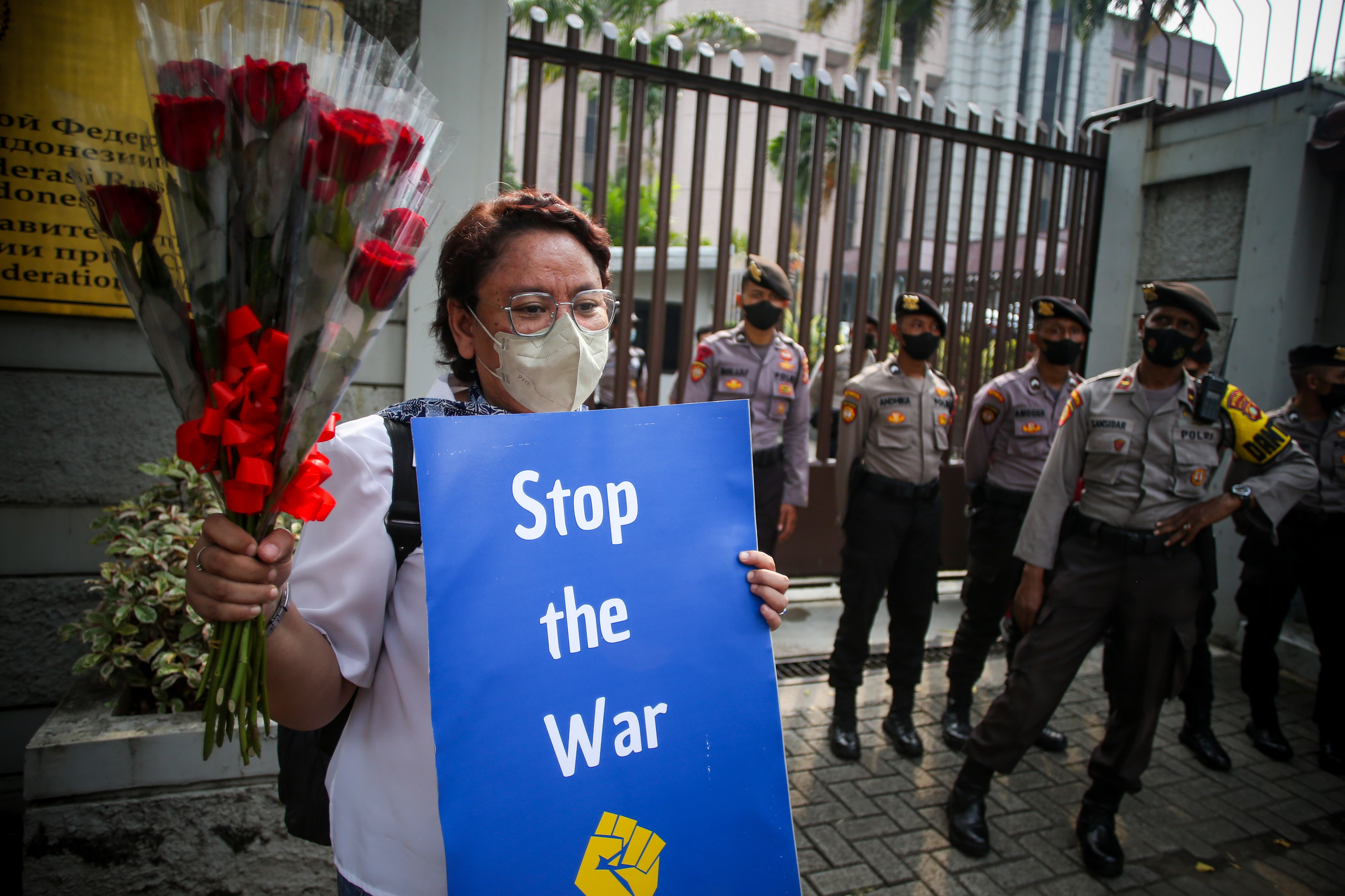 Aksi Damai di Kedubes Rusia