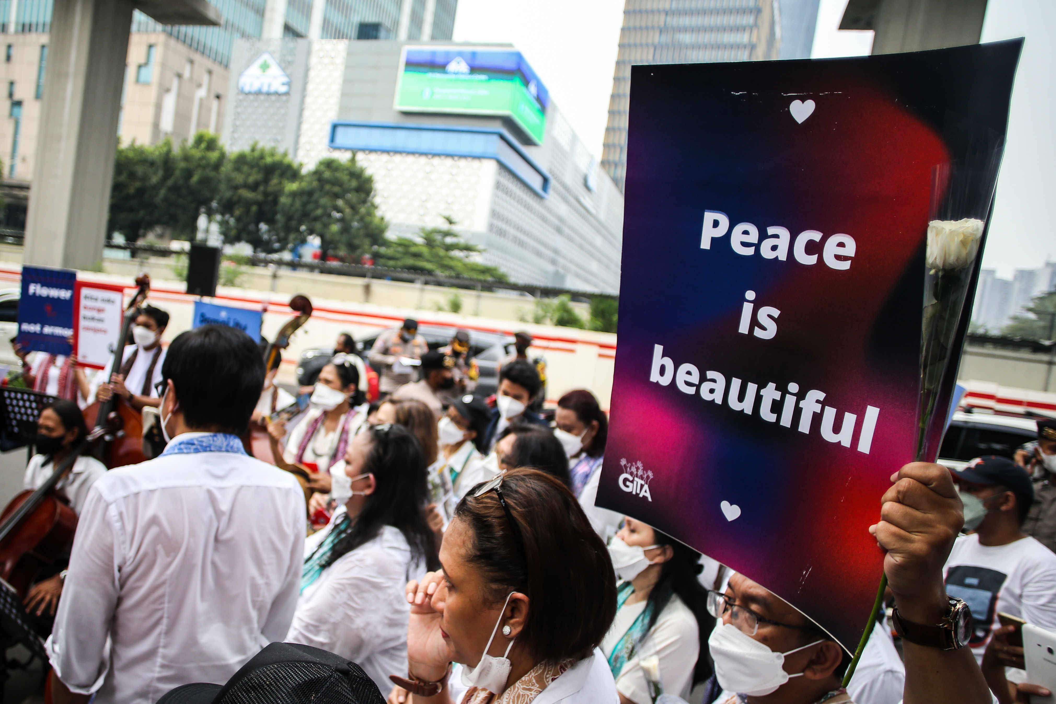 Aksi Damai di Kedubes Rusia