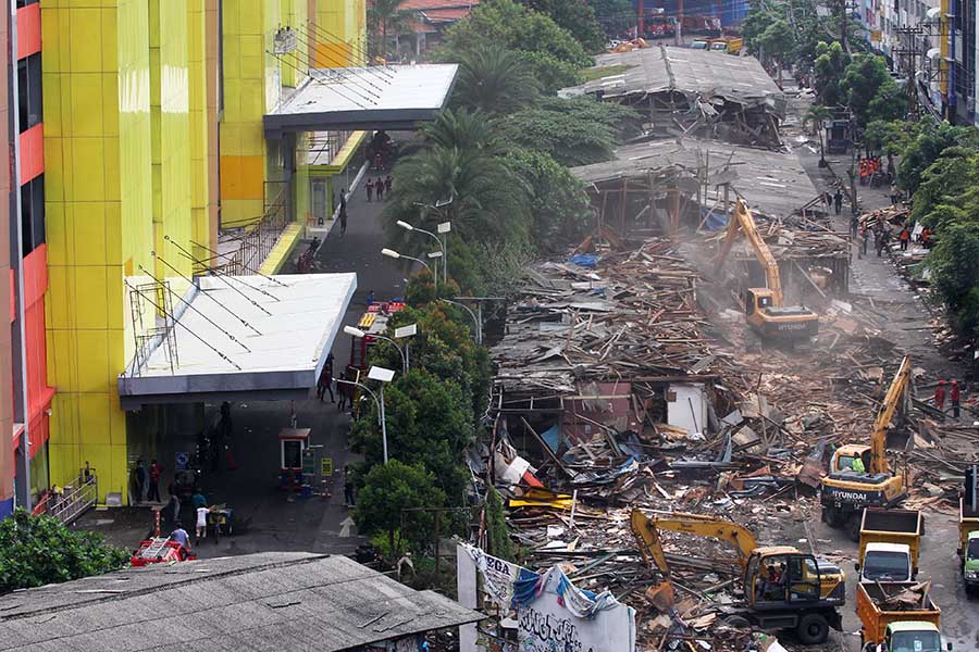 Pembongkaran Tempat Penampungan Sementara Pasar Turi 