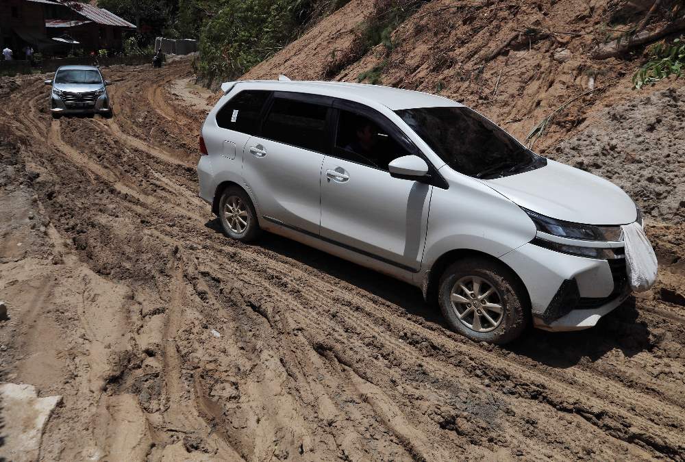 Ruas Jalan Trans Sulawesi yang Menghubungkan Mamuju ke Mamasa Rusak