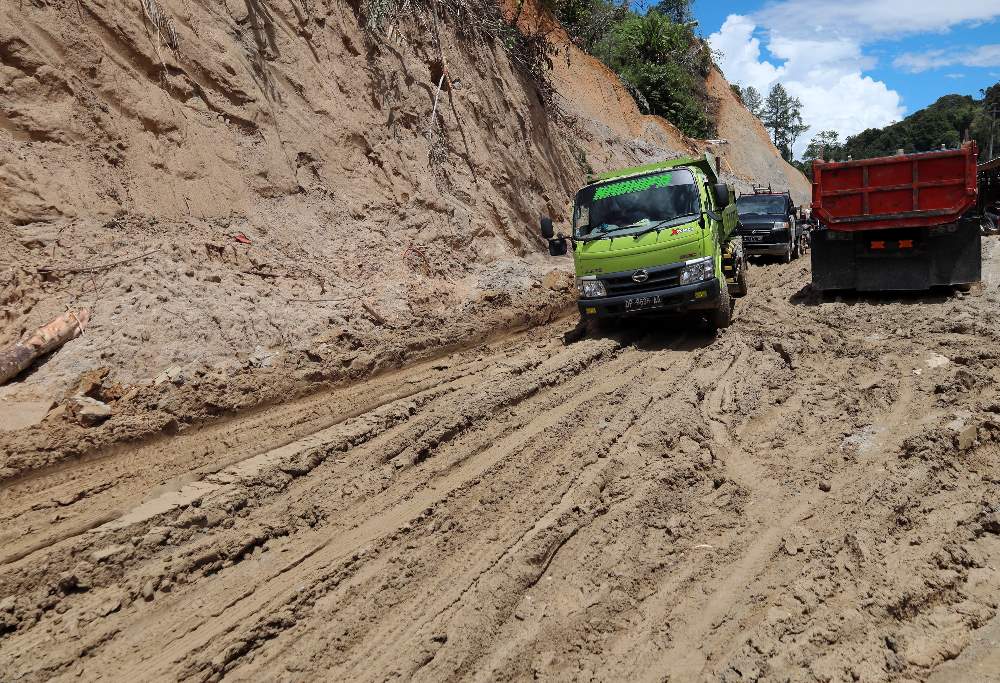 Ruas Jalan Trans Sulawesi yang Menghubungkan Mamuju ke Mamasa Rusak