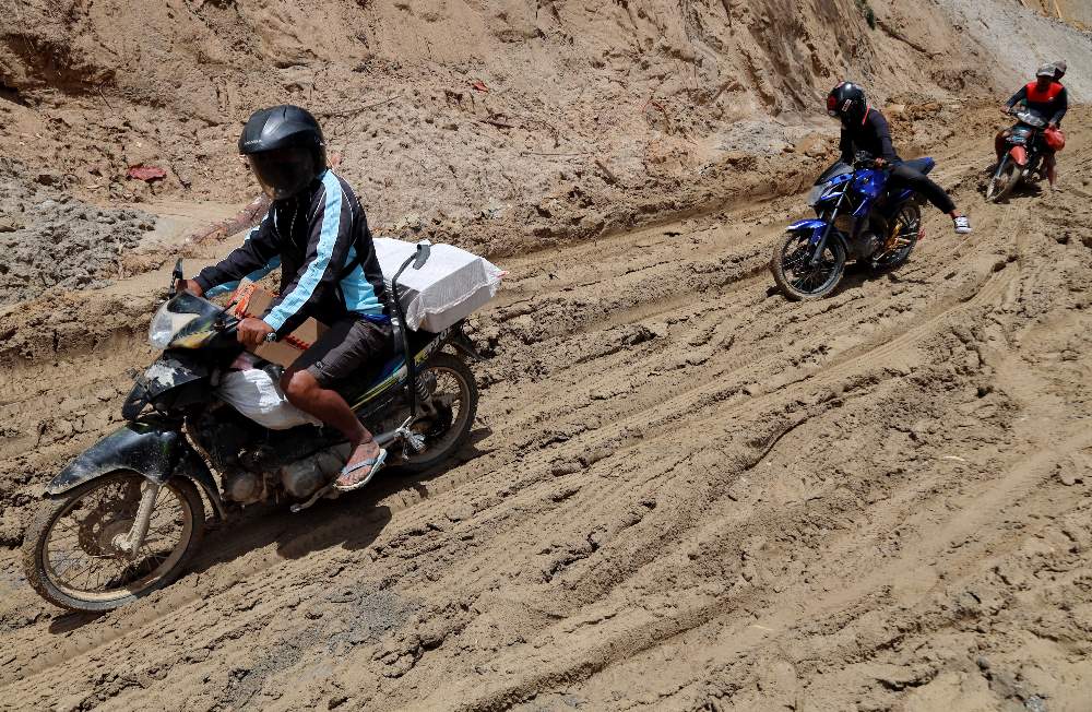 Ruas Jalan Trans Sulawesi yang Menghubungkan Mamuju ke Mamasa Rusak