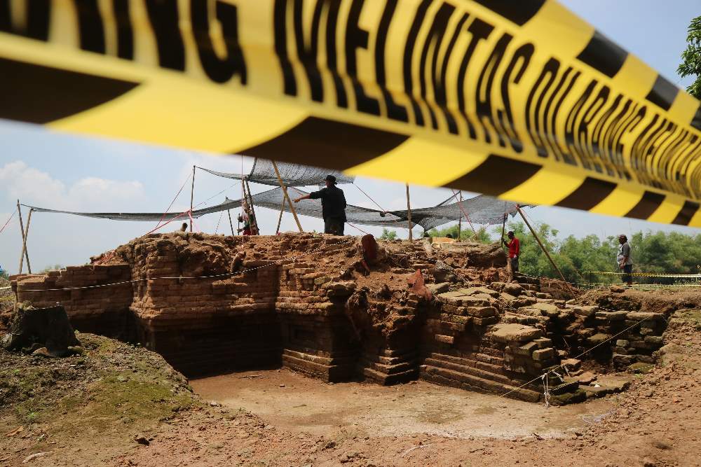 Arkeolog Balai Pelestarian Cagar Budaya  Provinsi Jawa Timur  Melakukan Ekskavasi Situs Pandegong