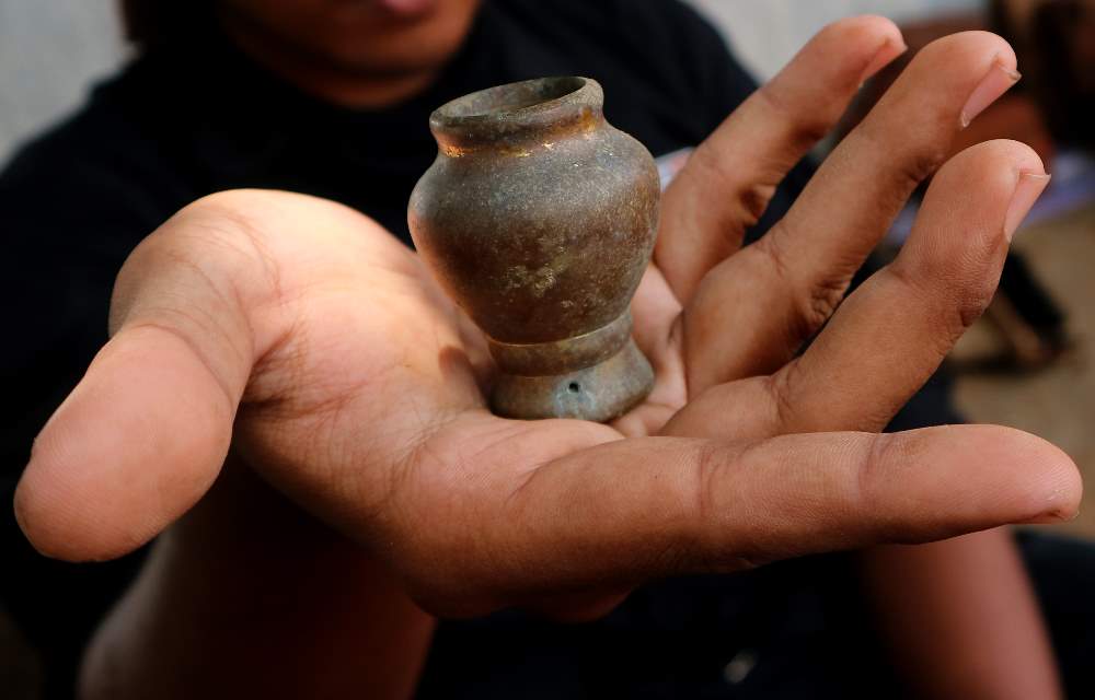 Arkeolog Balai Pelestarian Cagar Budaya  Provinsi Jawa Timur  Melakukan Ekskavasi Situs Pandegong