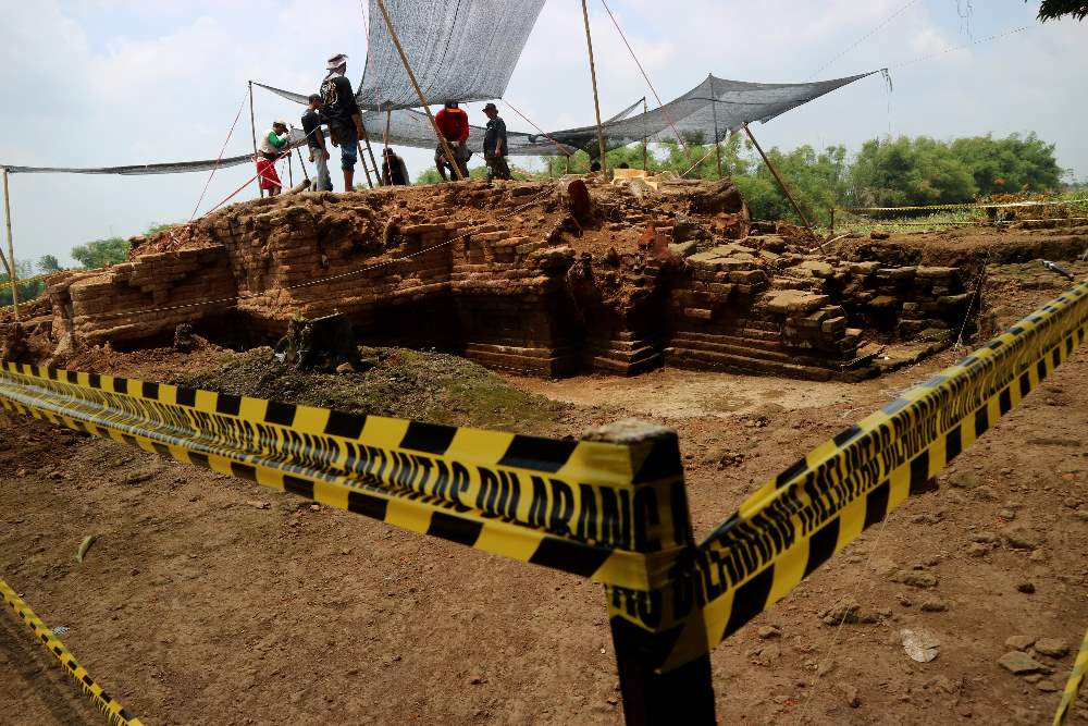 Arkeolog Balai Pelestarian Cagar Budaya  Provinsi Jawa Timur  Melakukan Ekskavasi Situs Pandegong