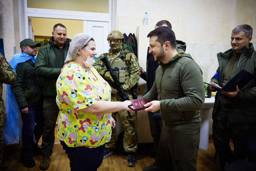 Presiden Zelensky Beri Medali Kepada Tentara di Rumah Sakit