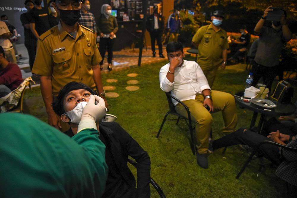 Razia Prokes di Kafe