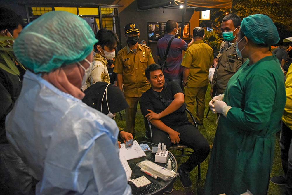 Razia Prokes di Kafe