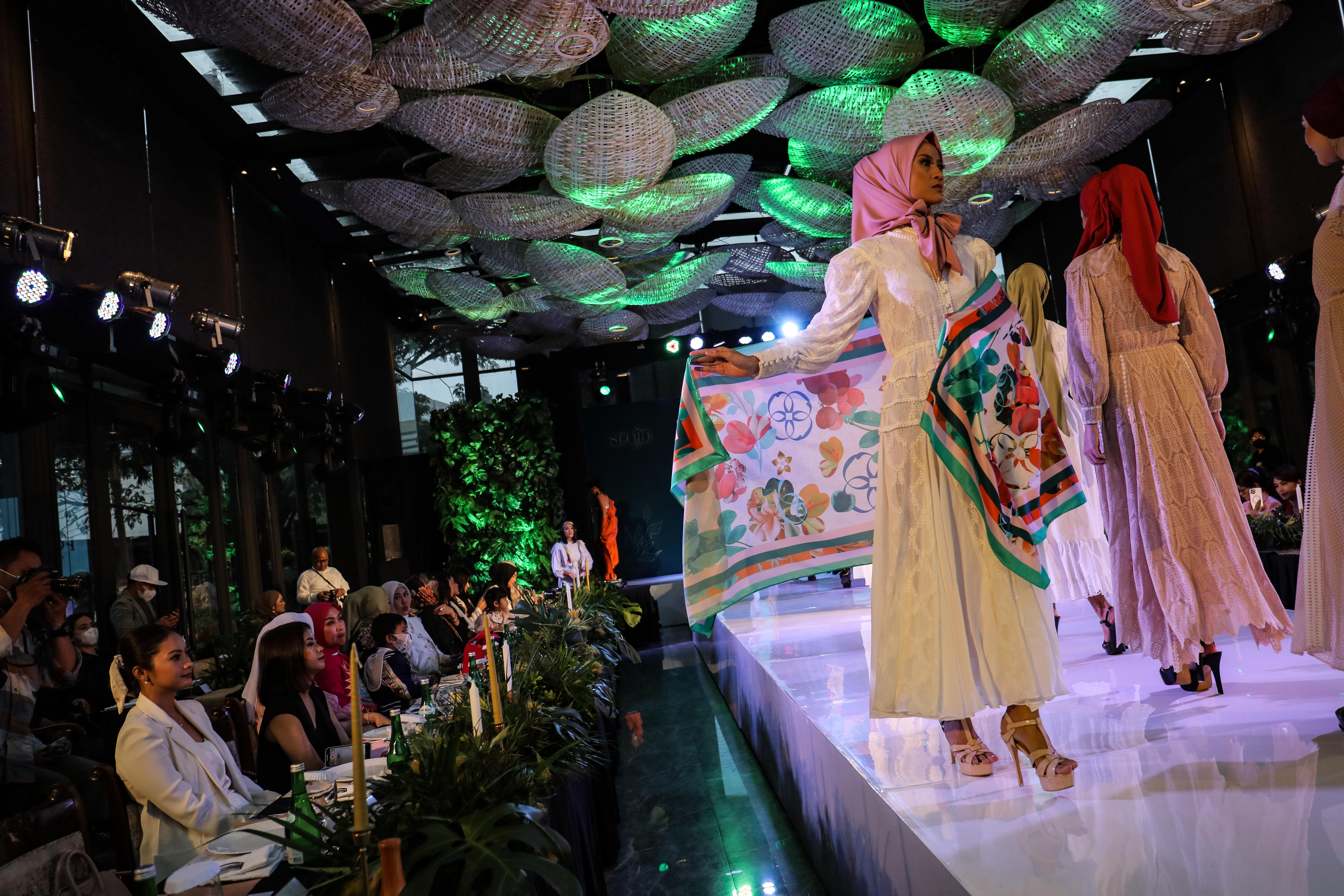 Sroja Perkenalkan Koleksi Scarf Bertema 