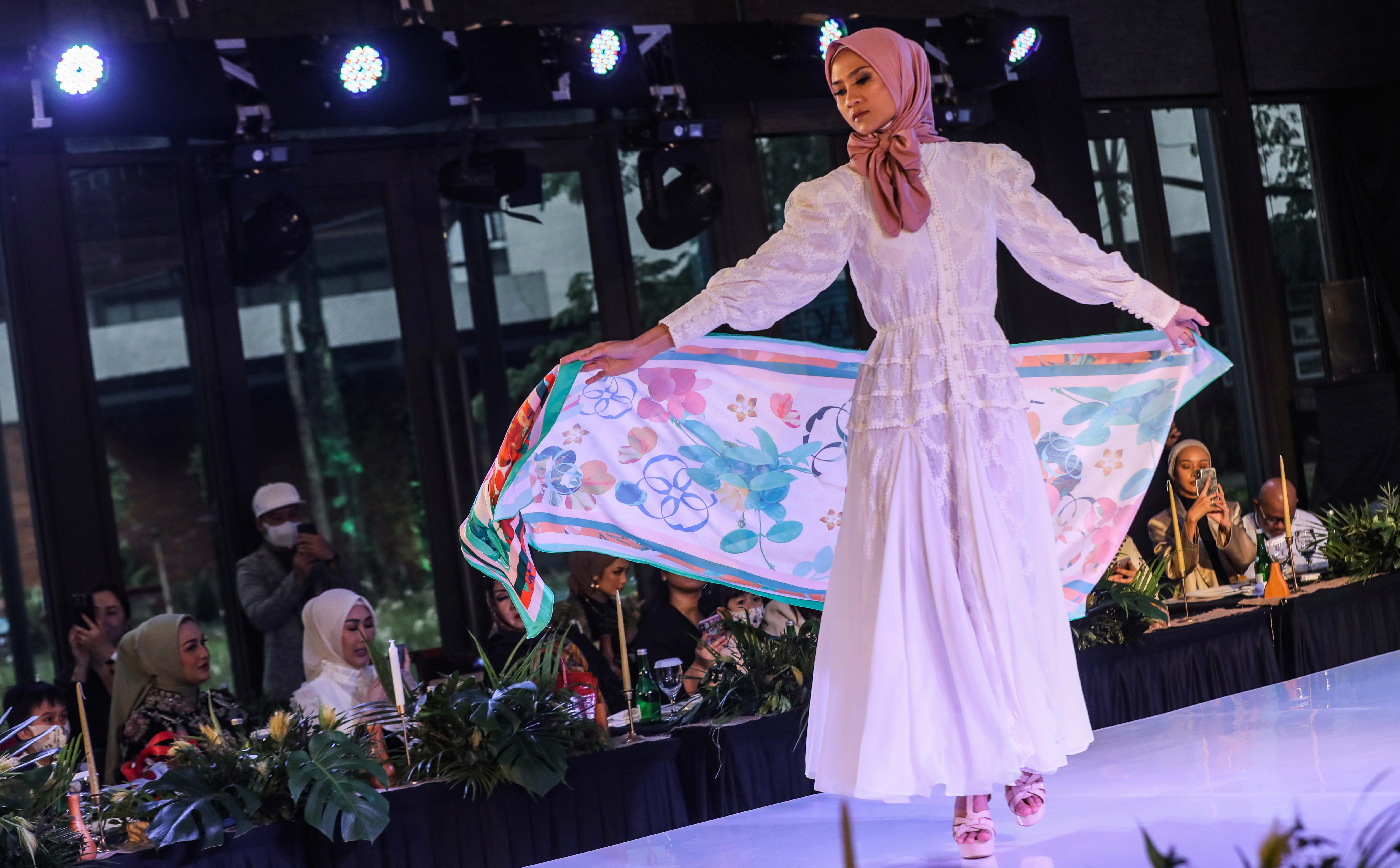 Sroja Perkenalkan Koleksi Scarf Bertema 