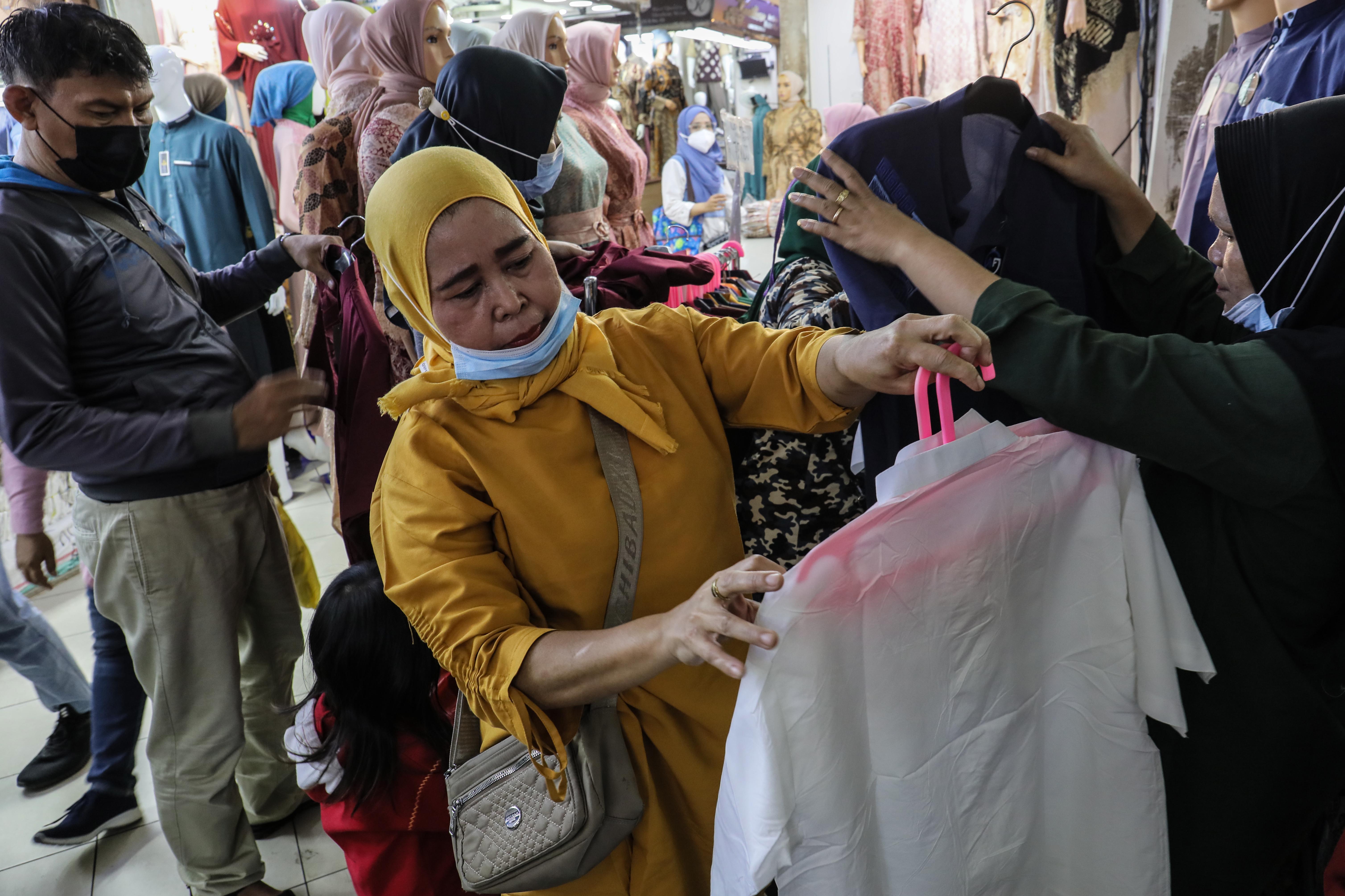 Pasar Tanah Abang Dipenuhi Pengunjung Jelang Ramadan
