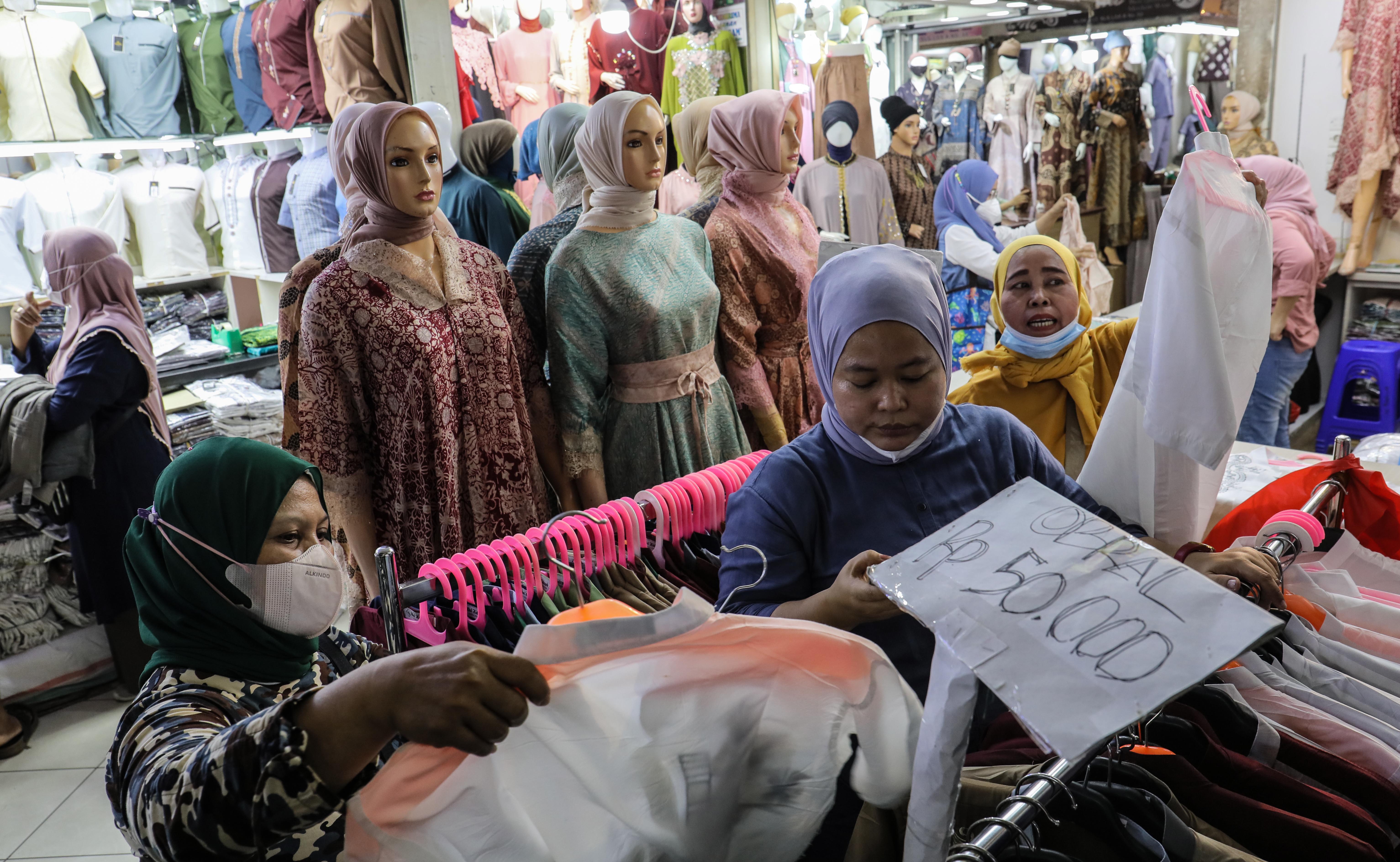Pasar Tanah Abang Dipenuhi Pengunjung Jelang Ramadan