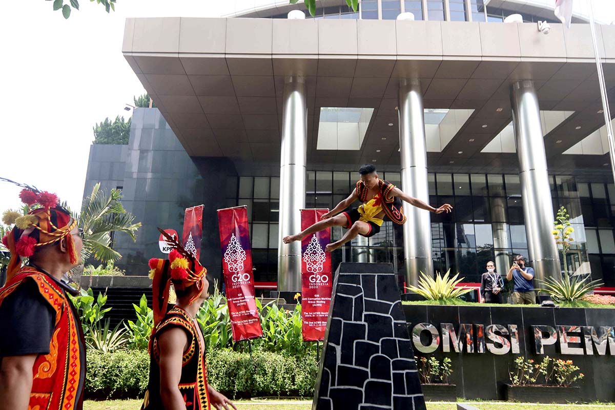 Atraksi Lompat Batu di KPK