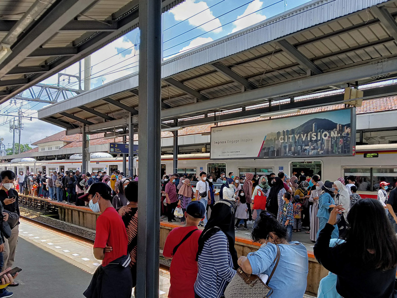 Transportasi Umum Ramai Saat Libur Akhir Pekan