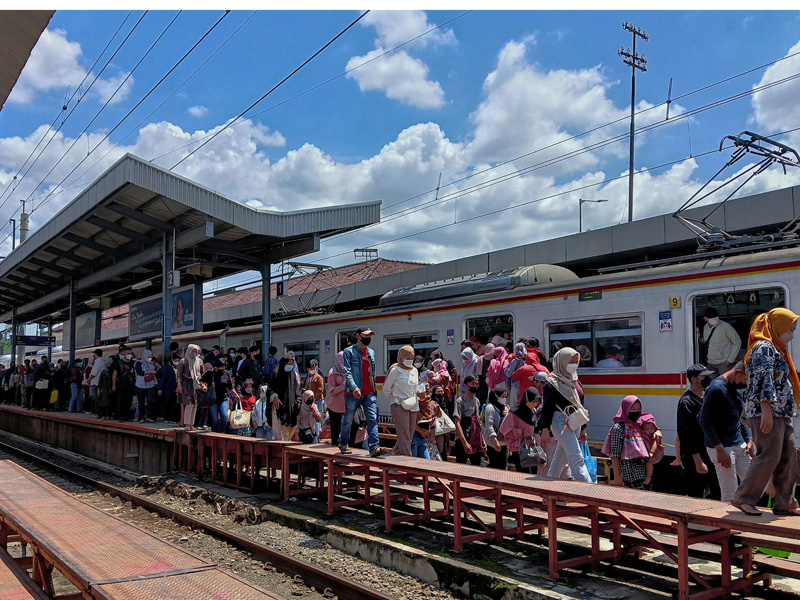 Transportasi Umum Ramai Saat Libur Akhir Pekan