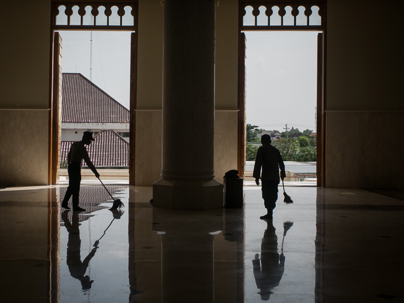 Polisi Bersih-Bersih Masjid Jelang Ramadan