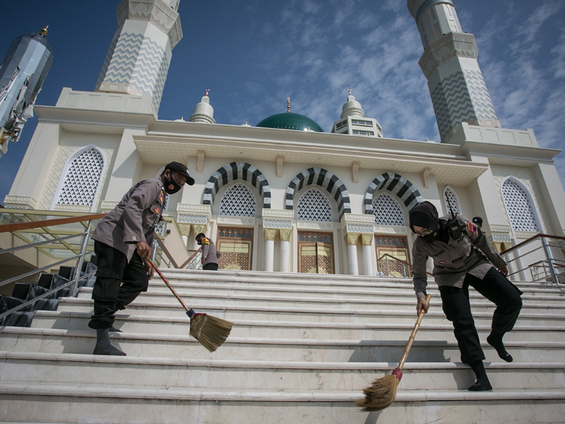 Polisi Bersih-Bersih Masjid Jelang Ramadan