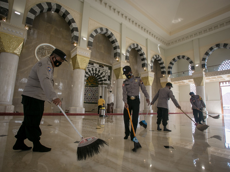 Polisi Bersih-Bersih Masjid Jelang Ramadan