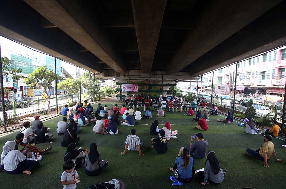 Vaksinasi Booster di Bawah Jembatan Layang