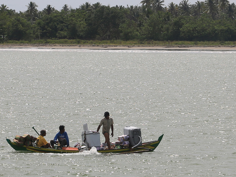 Mobil Barang Jatuh Ke Laut