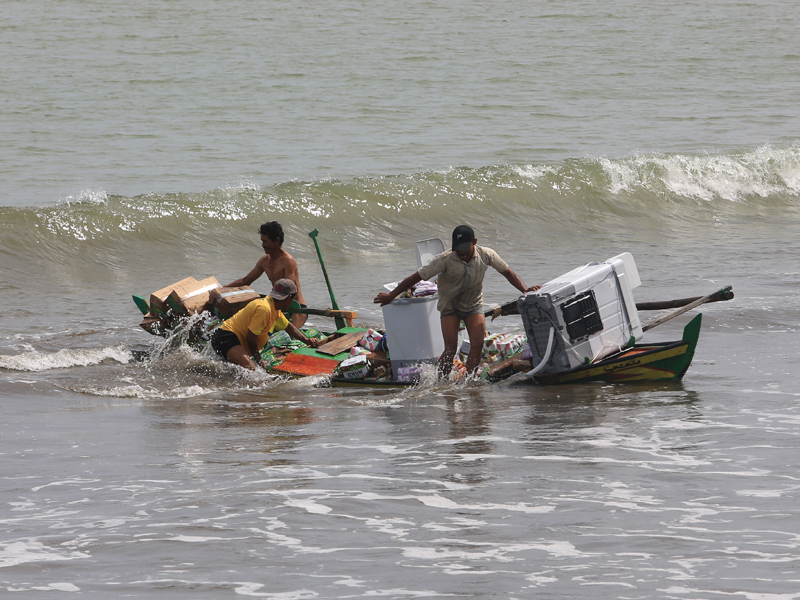 Mobil Barang Jatuh Ke Laut