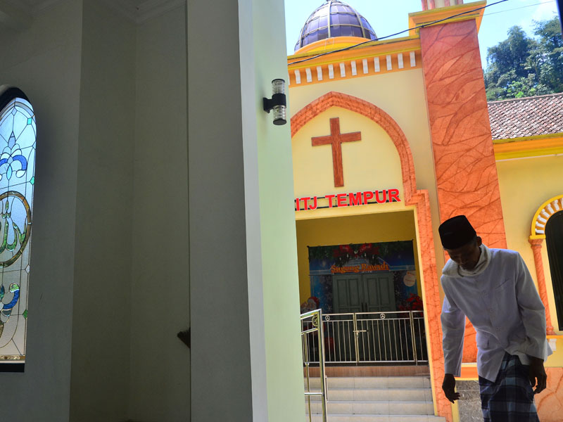 Masjid Dan Gereja Letaknya Berhadapan