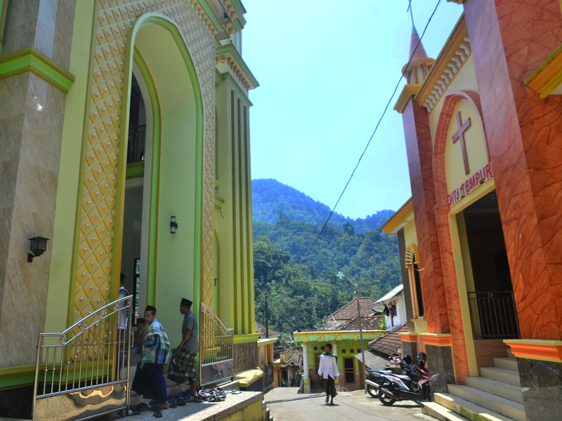 Masjid Dan Gereja Letaknya Berhadapan