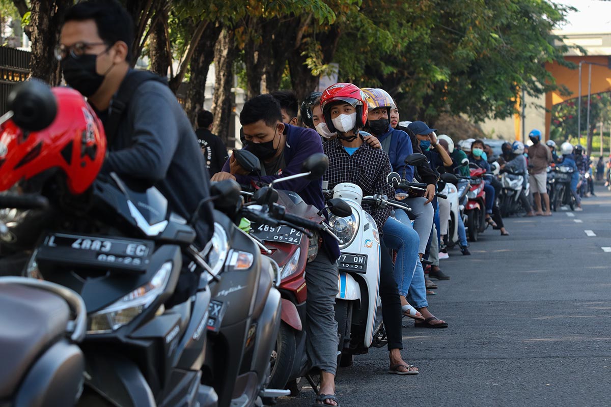 Antrean Penukaran Uang Baru
